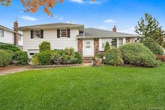 3651 Woodbridge Ln N, Wantagh, NY 11793
