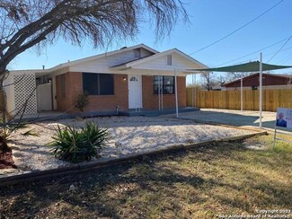 516 E Holland St, Crystal City, TX 78839