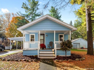 309 School St, Almont, MI 48003