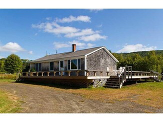 51 Hope St, Rockport, ME 04856