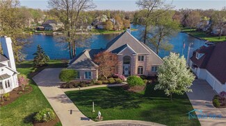 8709 Royal Oak Dr, Holland, OH 43528