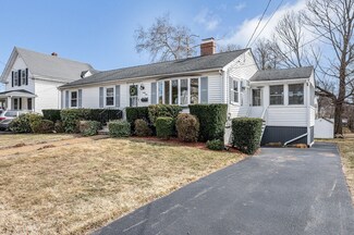 49 Oak St, Wakefield, MA 01880