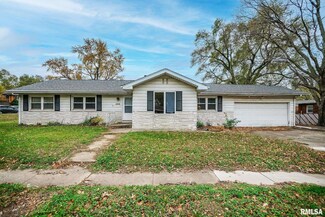 2104 Willow St, Pekin, IL 61554