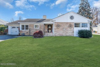 10 Edgewood Dr, Freehold, NJ 07728