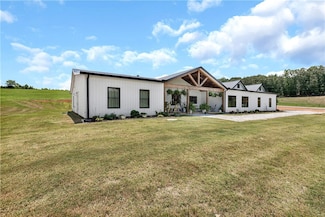 411 Sweetwater Club Dr, Seneca, SC 29672