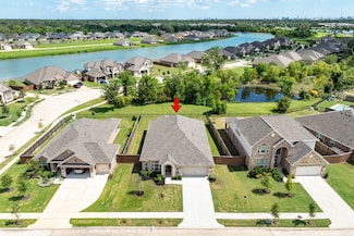 203 Bentwater Ln, Clute, TX 77531