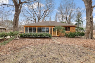 1086 Sherren St W, Saint Paul, MN 55113