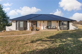 5900 Palomino Dr, Saint Joseph, MO 64505