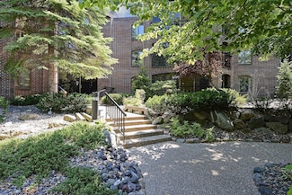5501 Dewey Hill Rd Unit 225, Edina, MN 55439