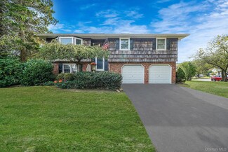 6 Stuyvesant Rd, Oakdale, NY 11769