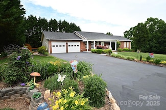 4646 River Run Cir, Hickory, NC 28602