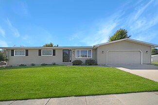 2910 Larkspur Dr, Waterloo, IA 50701
