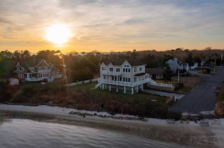 20 Ludlow Ln, Hampton Bays, NY 11946