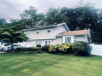 7 Heritage Ln, Wheatley Heights, NY 11798
