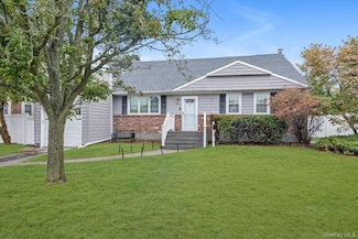 35 Burling Ln S, West Islip, NY 11795
