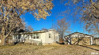 1093 Ocean Ave, Moscow, IA 52760