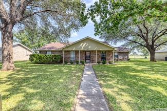 105 S Bluebonnet Dr, Uvalde, TX 78801