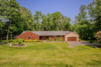 5 Stonewall Ln, Woodbridge, CT 06525