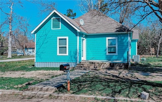 1108 W 1st St, Cameron, TX 76520