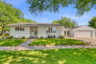 1204 20th Ave S, Moorhead, MN 56560