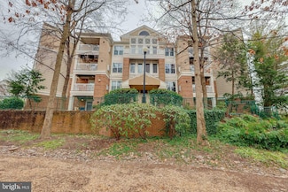 2204 Westcourt Ln Unit 201, Herndon, VA 20170