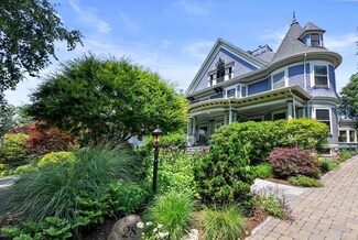 28 Monadnock Rd, Chestnut Hill, MA 02467