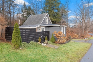 354 NW Hill Rd, Pownal, VT 05261