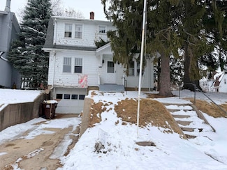 826 W Chestnut St, Freeport, IL 61032