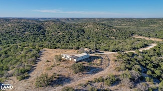 16 Mailtrail Valley Dr, Rocksprings, TX 78880