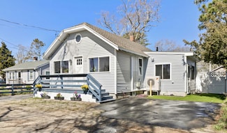 18 Howard St, Wareham, MA 02571