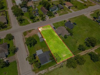 727 W Broad St, Freeport, TX 77541
