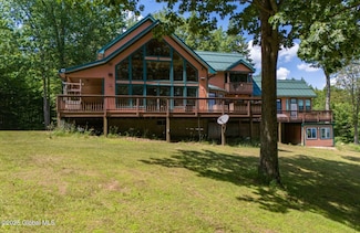 102 Taylor Ct, Mayfield, NY 12117