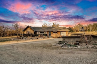 1902 Winfield Ave, Winfield, KS 67156