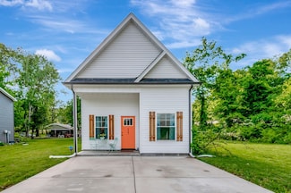 517 Main St, Burns, TN 37029