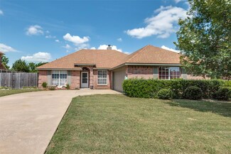 215 Cobblestone Cir, Red Oak, TX 75154