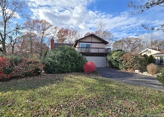 48 Glenmere Ln, Coram, NY 11727