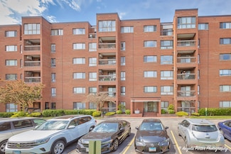 600 Naples Ct Unit 404, Glenview, IL 60025