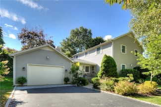 105 Aaron Ave, Bristol, RI 02809