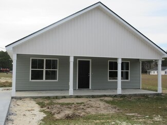 71 Church St, Claxton, GA 30417