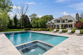 22 Terrace Ct, Old Westbury, NY 11568