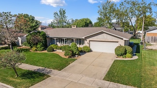 8822 W 93rd St, Hickory Hills, IL 60457