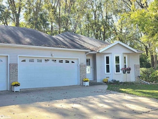 2107 Springview Dr, Mason City, IA 50401