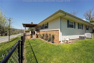 628 Cross Lanes Dr, Nitro, WV 25143