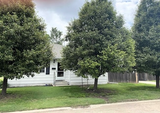 720 N Pine St, Hoisington, KS 67544