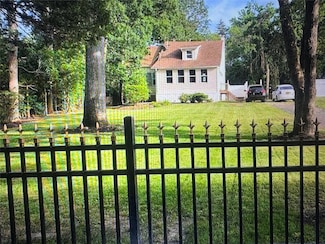 40 Inwood Ave, Selden, NY 11784