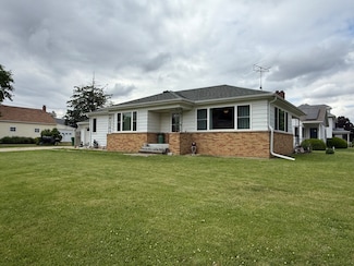 612 S 1st Ave, Forreston, IL 61030