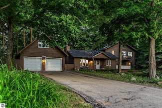 5540 Golf Meadows Dr, Bellaire, MI 49615