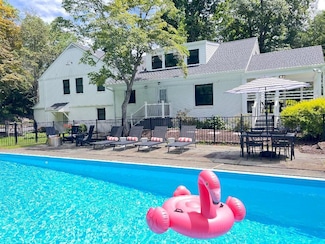 126 Goldens Bridge Rd, Katonah, NY 10536