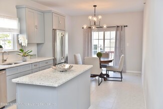 19 Noah Ct, Staten Island, NY 10303
