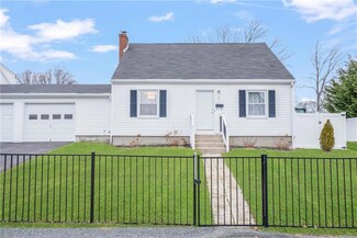 2 Village Ln Unit 1, Middletown, RI 02842